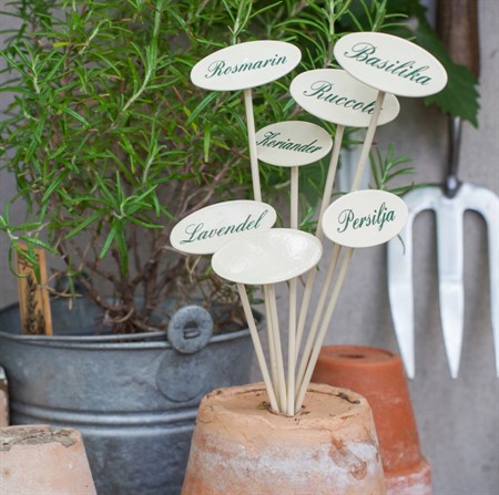 Schilder aus Emaille und Metall