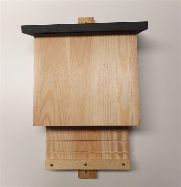 Fladdermus-hus m mörkt tak